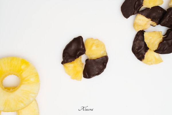 Ananas-Stücke getrocknet, gedippt in dunkler Schokolade